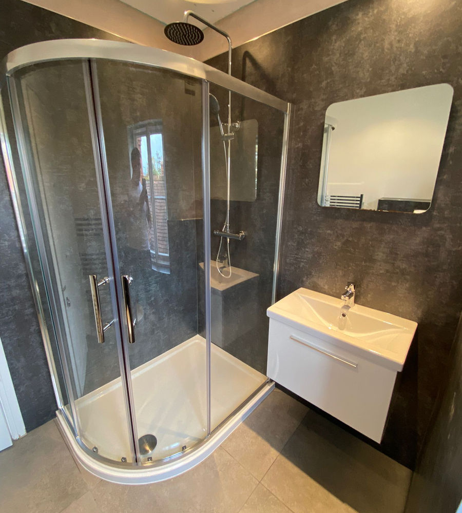 Curved shower and basin in a completed bathroom